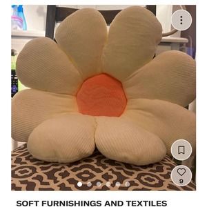 Room decor flower pillows White/peach 20”